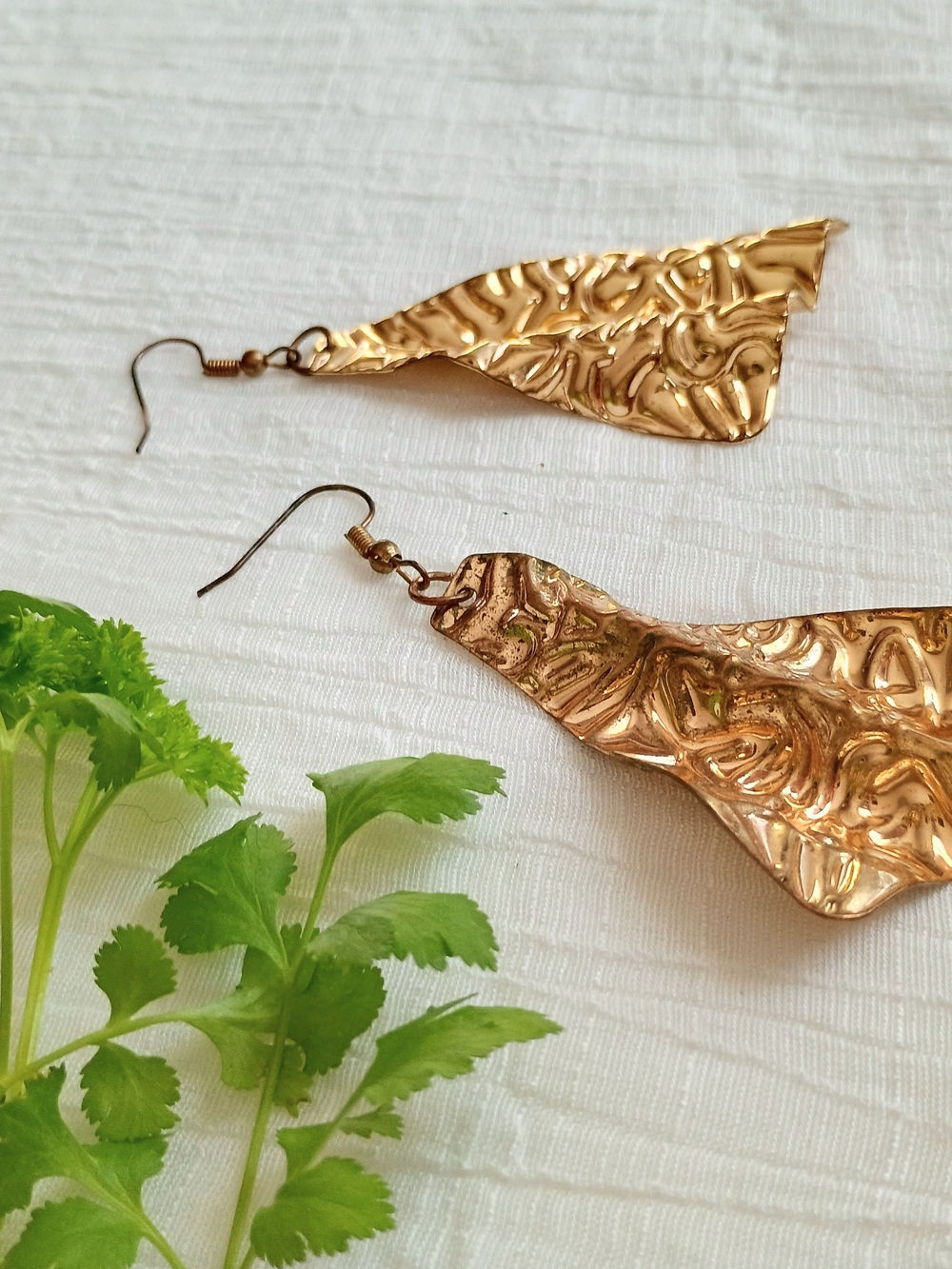 🐡 MAXIMALIST FASHION 🐡 VTG Oversized Textured Gold Tone Triangular  Earrings